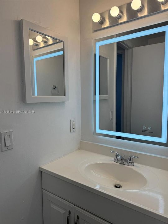 For Sale: $179,800 (2 beds, 1 baths, 863 Square Feet)