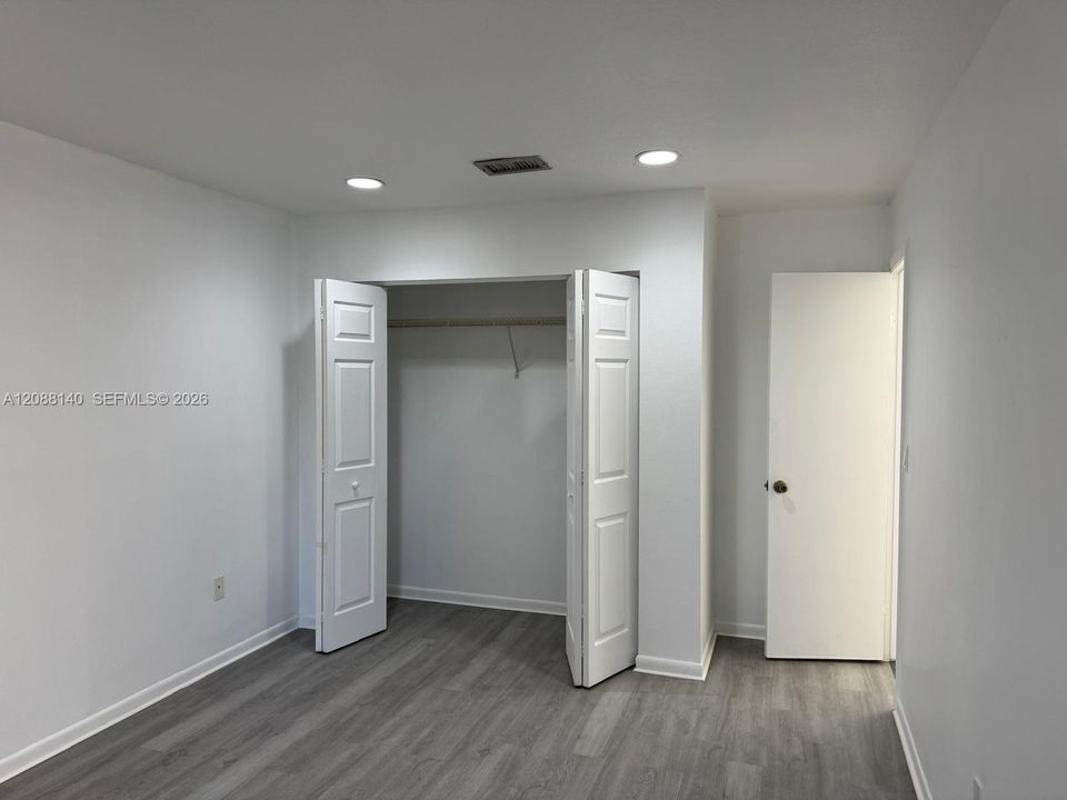 For Sale: $179,800 (2 beds, 1 baths, 863 Square Feet)