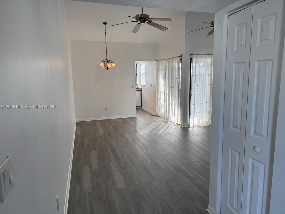 For Sale: $179,800 (2 beds, 1 baths, 863 Square Feet)