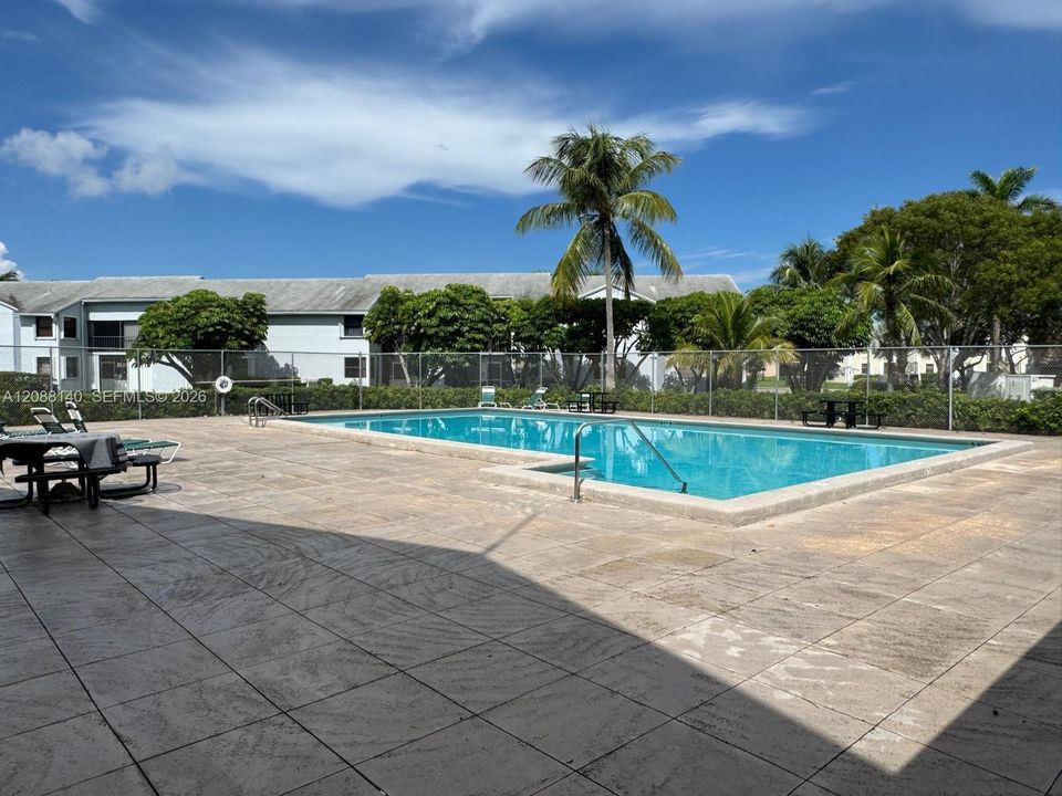 For Sale: $179,800 (2 beds, 1 baths, 863 Square Feet)