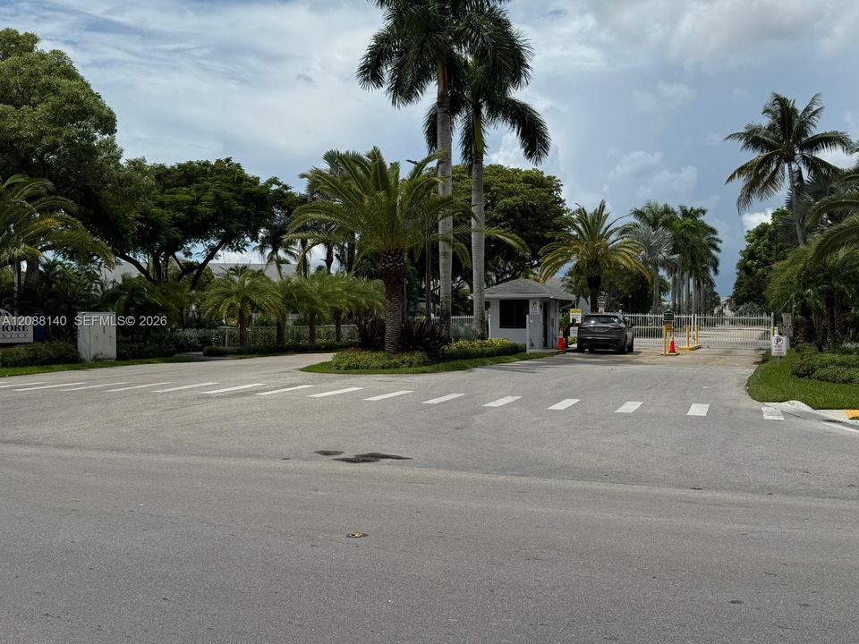 For Sale: $179,800 (2 beds, 1 baths, 863 Square Feet)