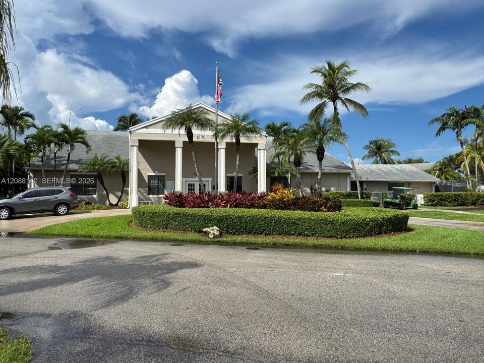For Sale: $179,800 (2 beds, 1 baths, 863 Square Feet)