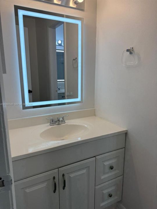 For Sale: $179,800 (2 beds, 1 baths, 863 Square Feet)
