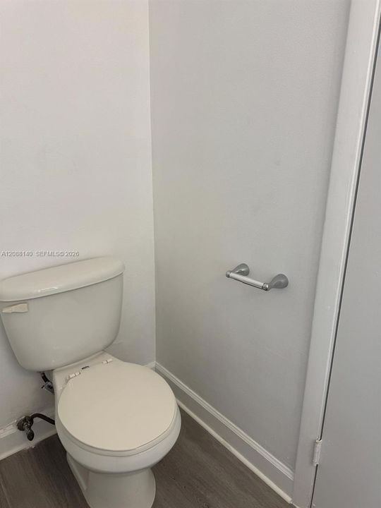 For Sale: $179,800 (2 beds, 1 baths, 863 Square Feet)