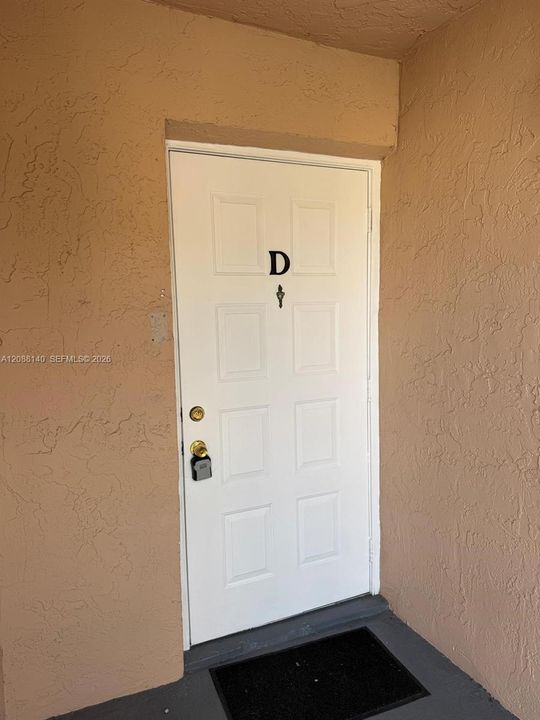 For Sale: $179,800 (2 beds, 1 baths, 863 Square Feet)