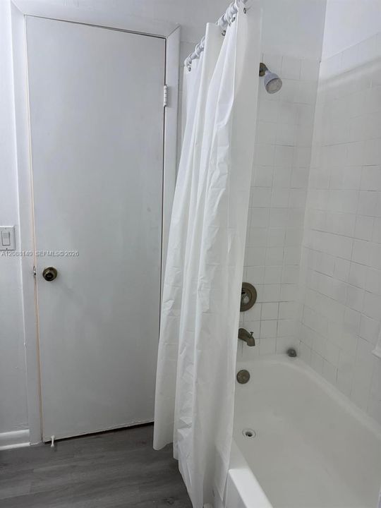For Sale: $179,800 (2 beds, 1 baths, 863 Square Feet)