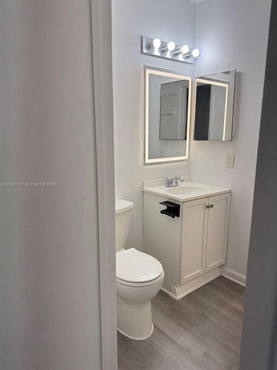 For Sale: $179,800 (2 beds, 1 baths, 863 Square Feet)