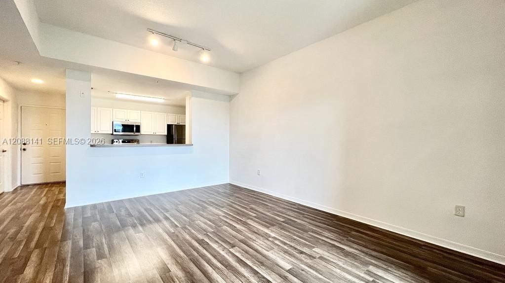 В аренду: $2,300 (1 спален, 1 ванн, 823 Квадратных фут)