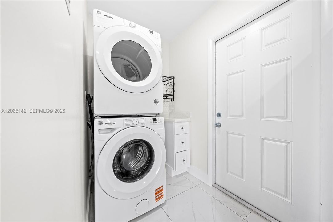 For Rent: $2,500 (2 beds, 1 baths, 1958 Square Feet)