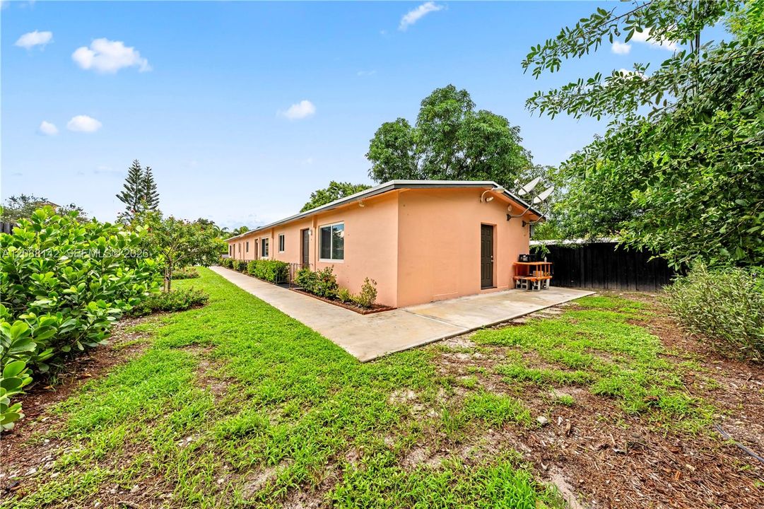 For Rent: $2,500 (2 beds, 1 baths, 1958 Square Feet)