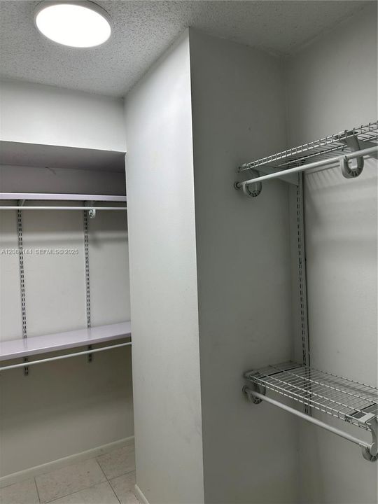 For Sale: $234,900 (1 beds, 1 baths, 1000 Square Feet)