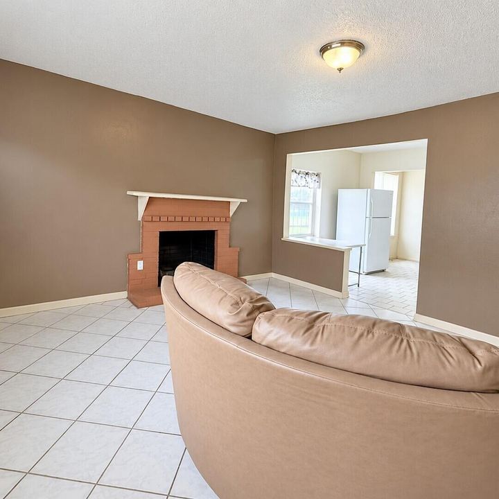 FRONT ROOM