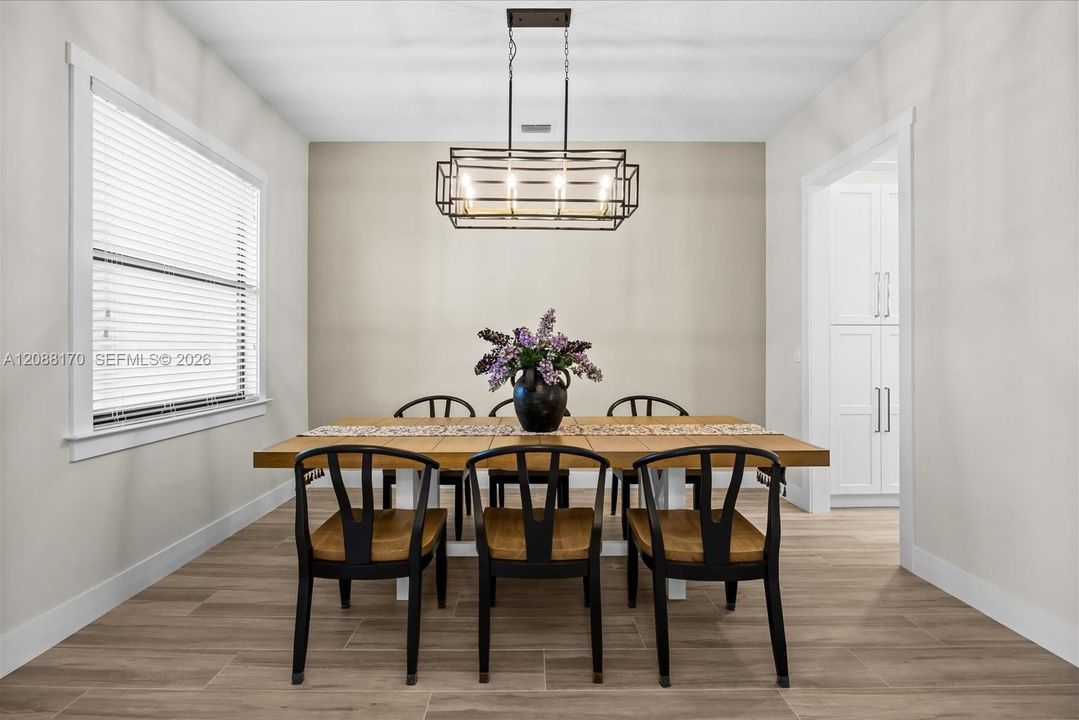 En Venta: $745,000 (3 camas, 2 baños, 2357 Pies cuadrados)