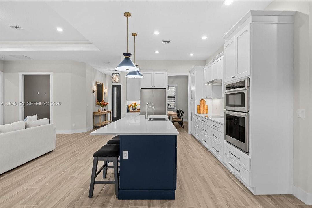 En Venta: $745,000 (3 camas, 2 baños, 2357 Pies cuadrados)