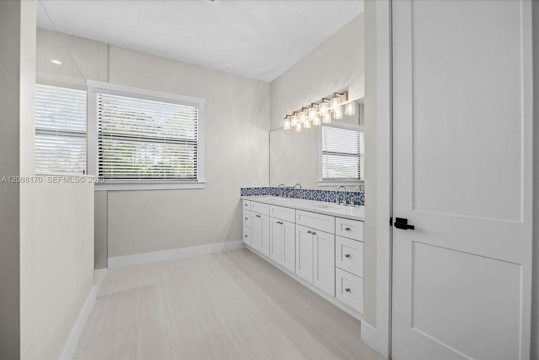 En Venta: $745,000 (3 camas, 2 baños, 2357 Pies cuadrados)