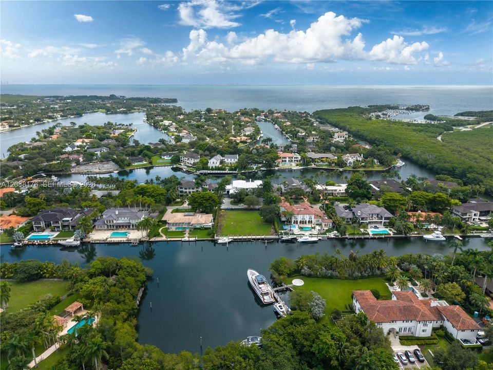 A discreet waterfront community surrounded by mature tropical landscapes and exceptional estates, moments from the best of Coral Gables.