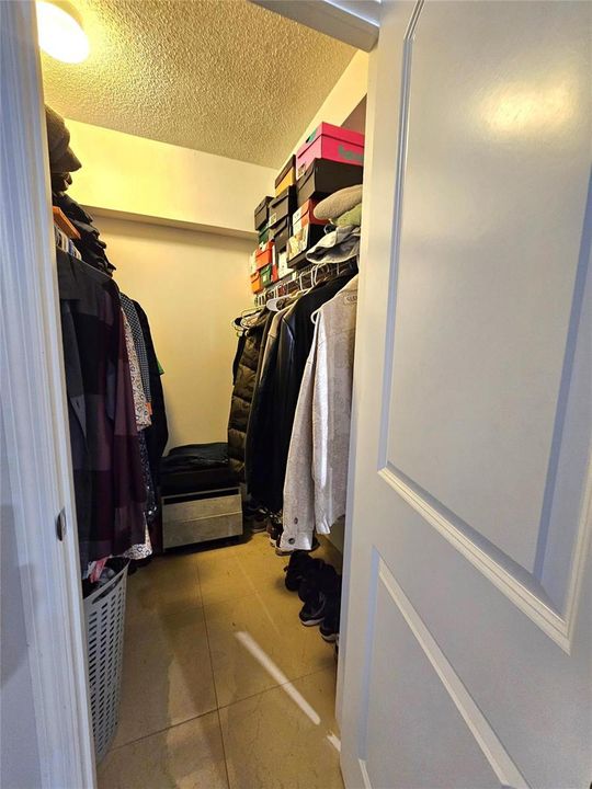 WALK-IN CLOSET