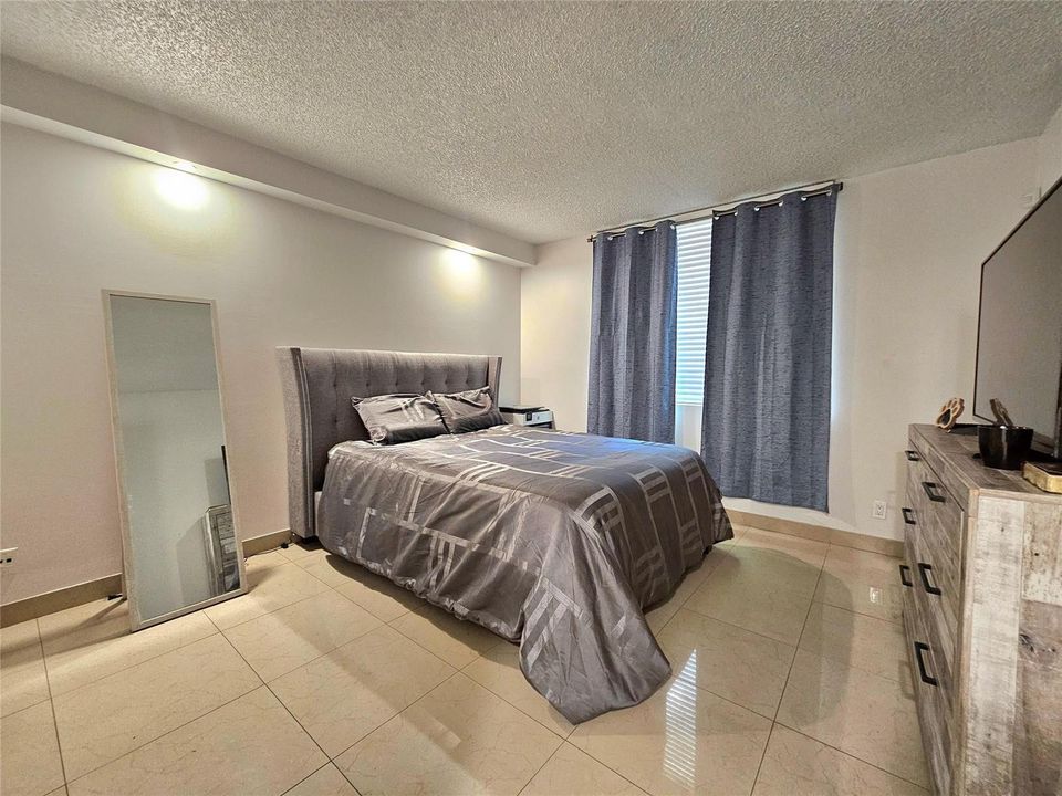 BEDROOM LARGE ENOUGH FOR A KING SIZE BED