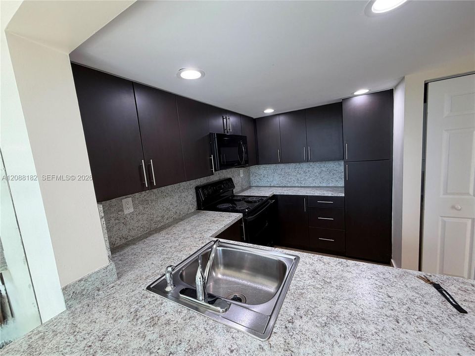 For Rent: $1,900 (1 beds, 1 baths, 708 Square Feet)
