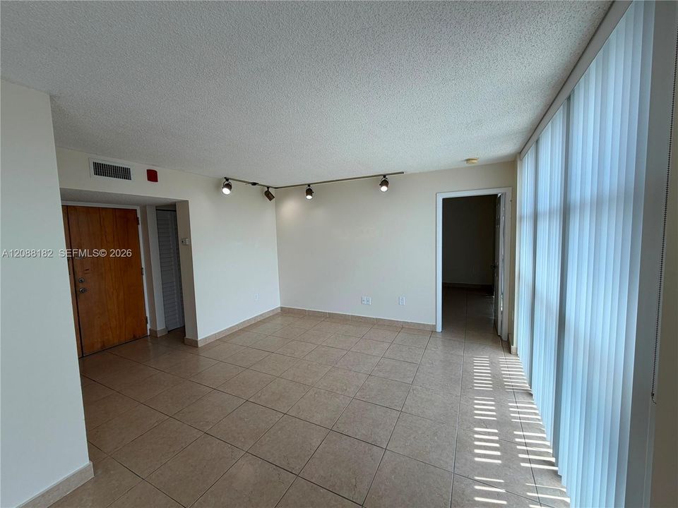 For Rent: $1,900 (1 beds, 1 baths, 708 Square Feet)