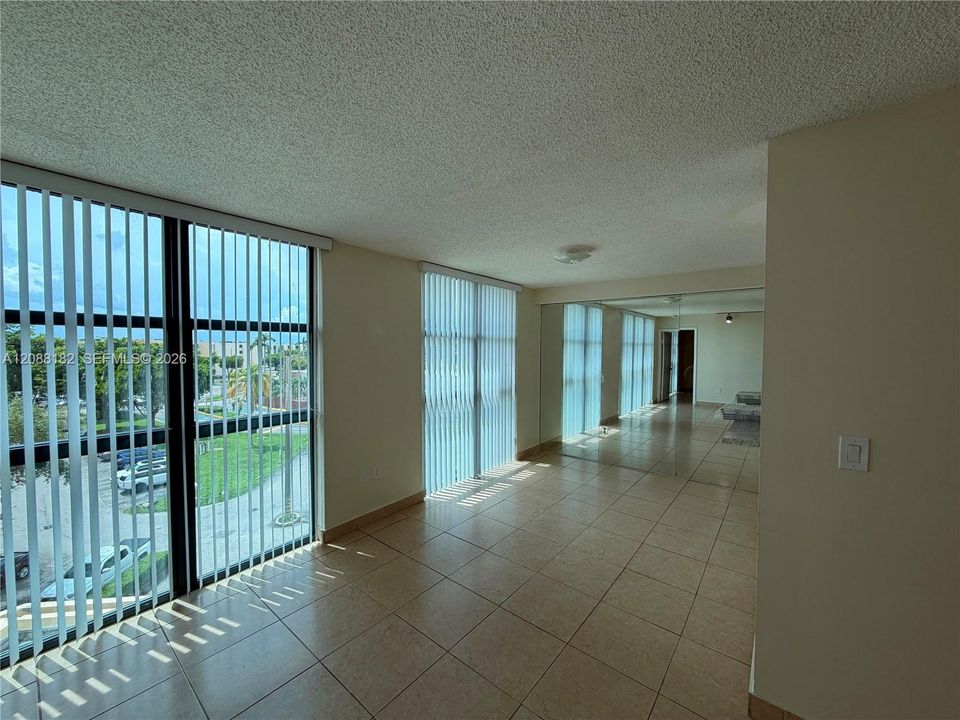 For Rent: $1,900 (1 beds, 1 baths, 708 Square Feet)