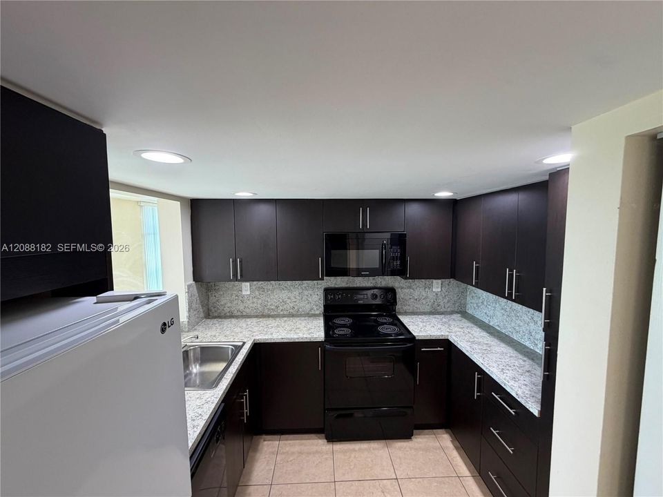 For Rent: $1,900 (1 beds, 1 baths, 708 Square Feet)