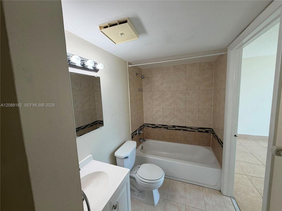 For Rent: $1,900 (1 beds, 1 baths, 708 Square Feet)