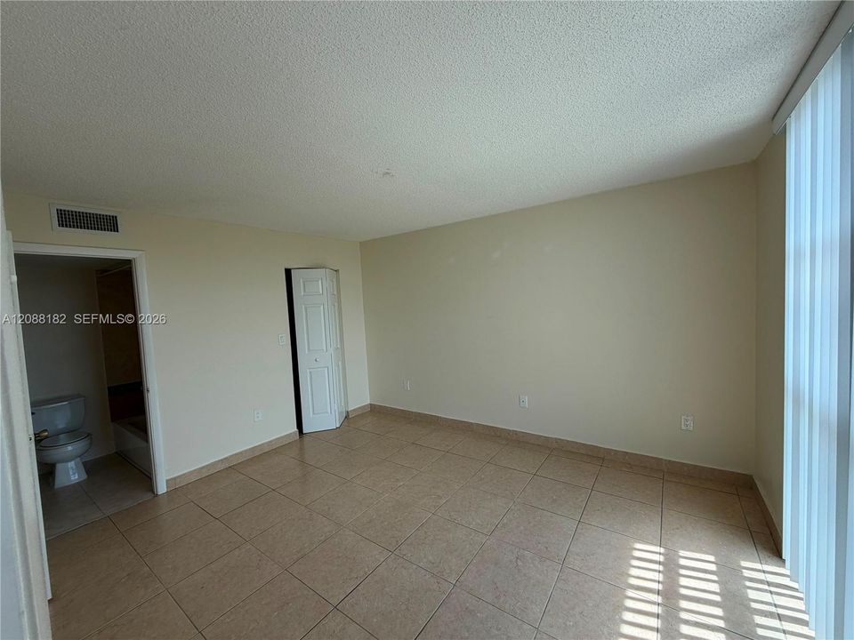 For Rent: $1,900 (1 beds, 1 baths, 708 Square Feet)