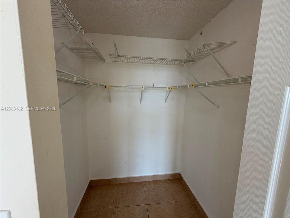 For Rent: $1,900 (1 beds, 1 baths, 708 Square Feet)