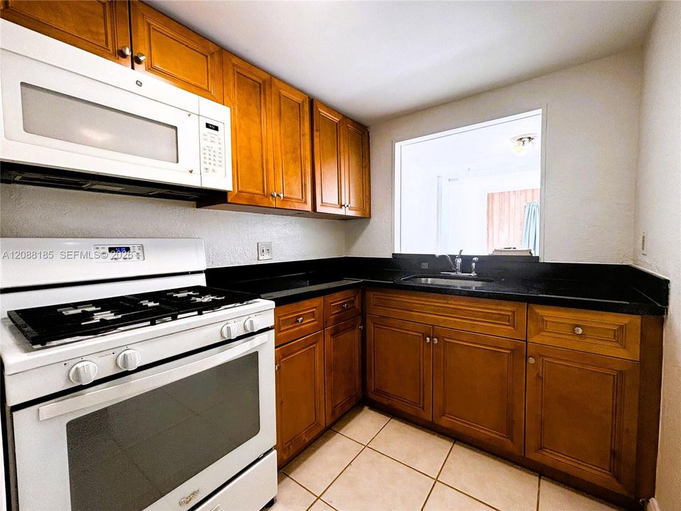 For Sale: $315,000 (2 beds, 1 baths, 890 Square Feet)