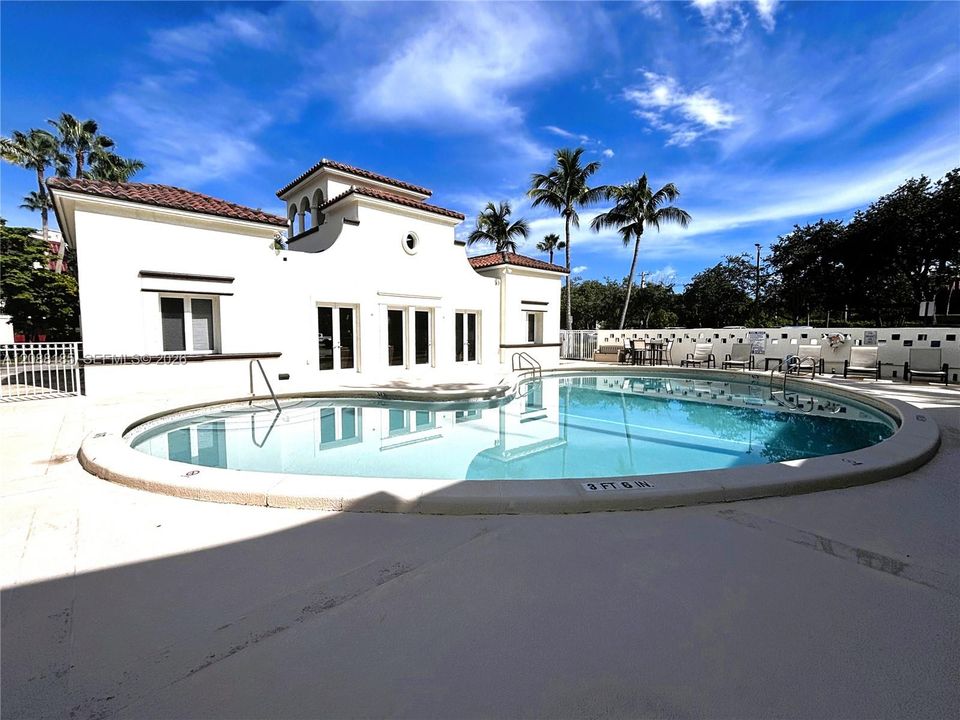 For Sale: $315,000 (2 beds, 1 baths, 890 Square Feet)