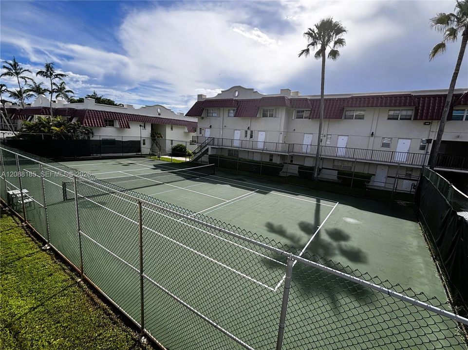 For Sale: $315,000 (2 beds, 1 baths, 890 Square Feet)