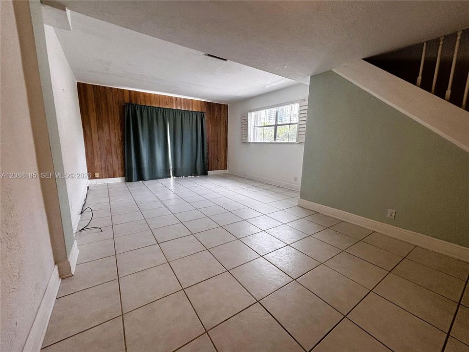 For Sale: $315,000 (2 beds, 1 baths, 890 Square Feet)