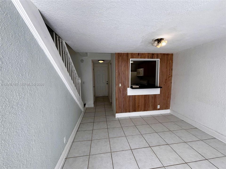 For Sale: $315,000 (2 beds, 1 baths, 890 Square Feet)
