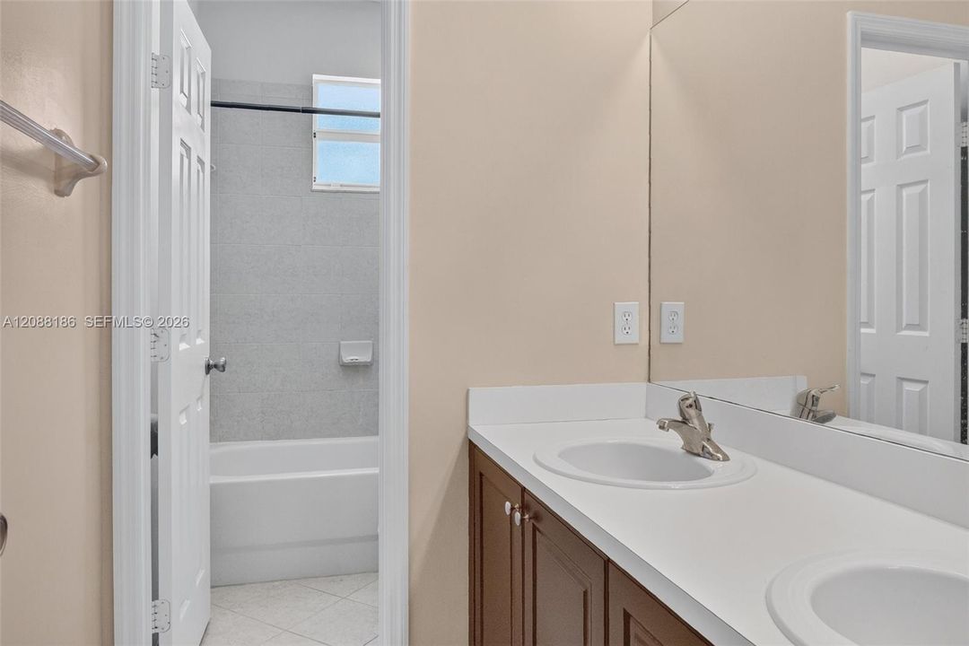 En Venta: $485,000 (4 camas, 2 baños, 2322 Pies cuadrados)