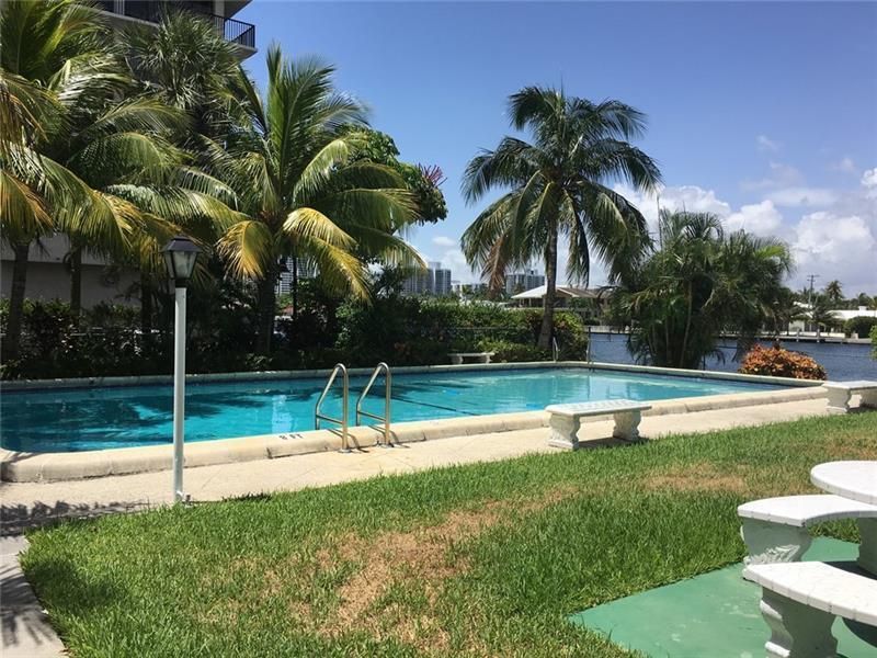 WATERFRONT VIEW POOL