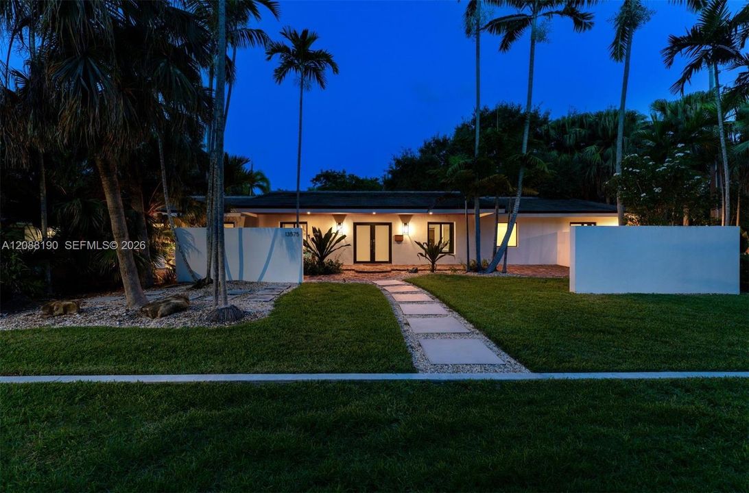 For Sale: $2,699,000 (4 beds, 3 baths, 3131 Square Feet)