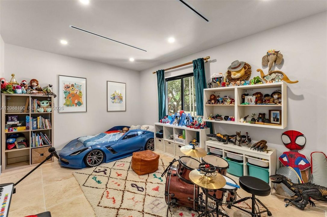 For Sale: $2,699,000 (4 beds, 3 baths, 3131 Square Feet)