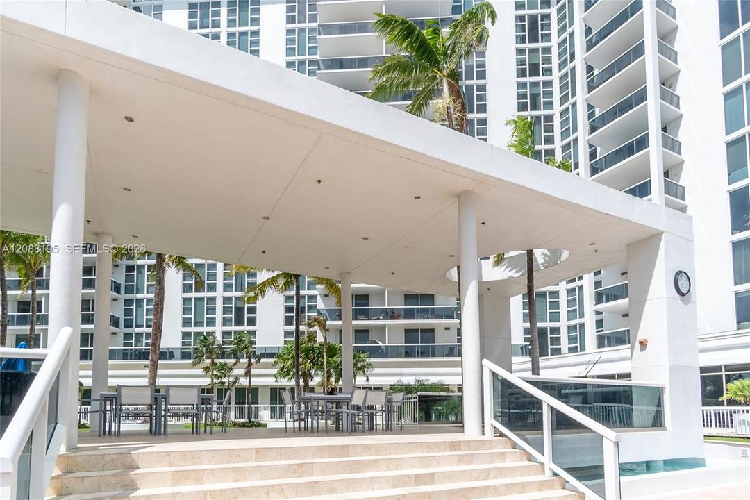 For Rent: $6,500 (2 beds, 2 baths, 1056 Square Feet)