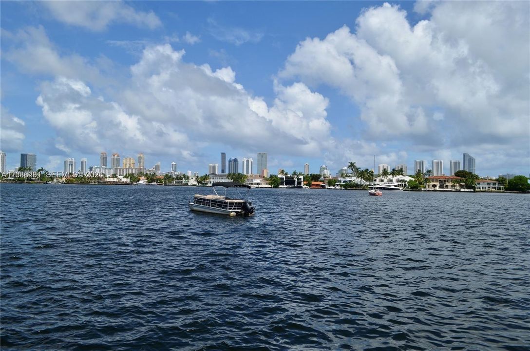 For Sale: $265,000 (1 beds, 1 baths, 990 Square Feet)