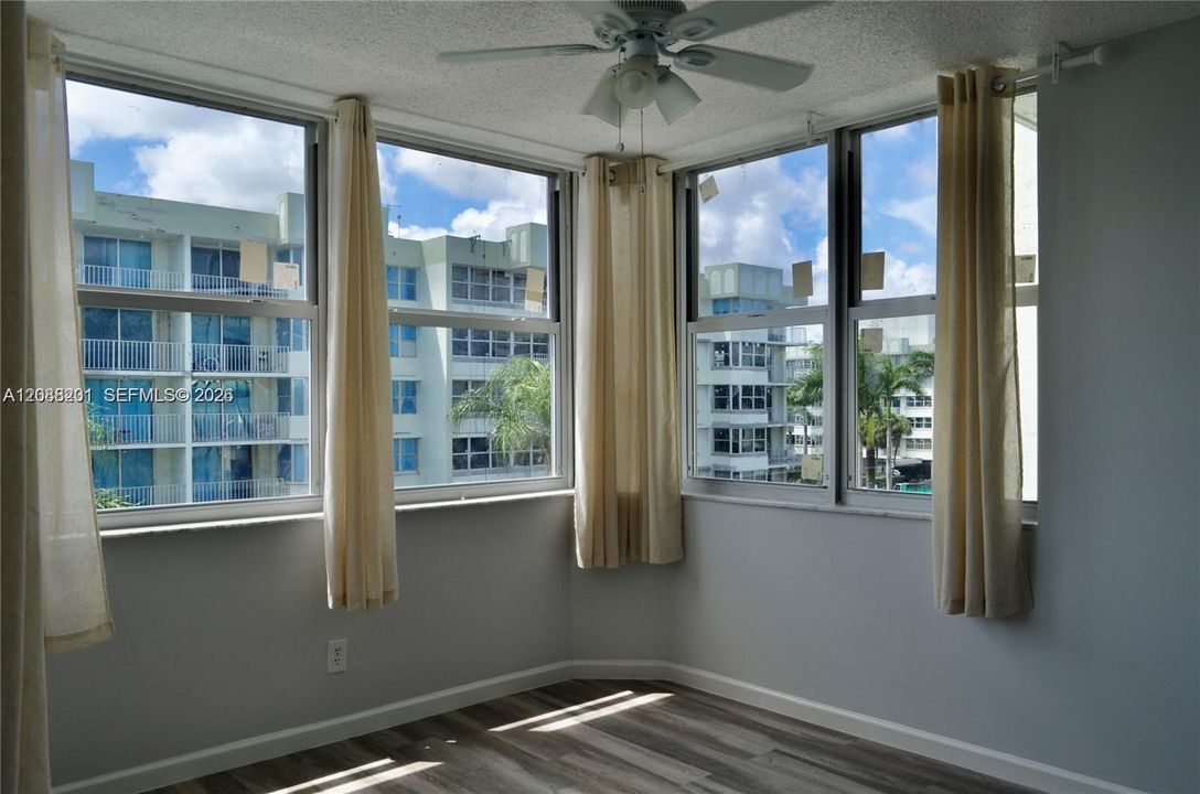 For Sale: $265,000 (1 beds, 1 baths, 990 Square Feet)