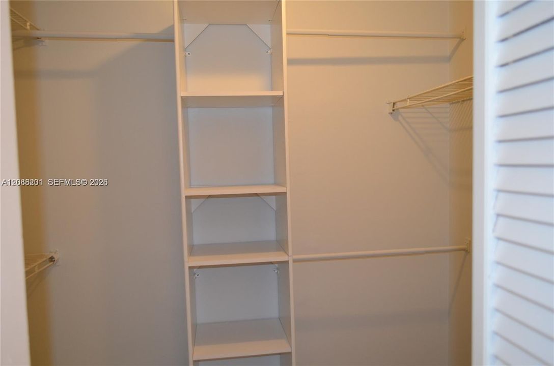 For Sale: $265,000 (1 beds, 1 baths, 990 Square Feet)