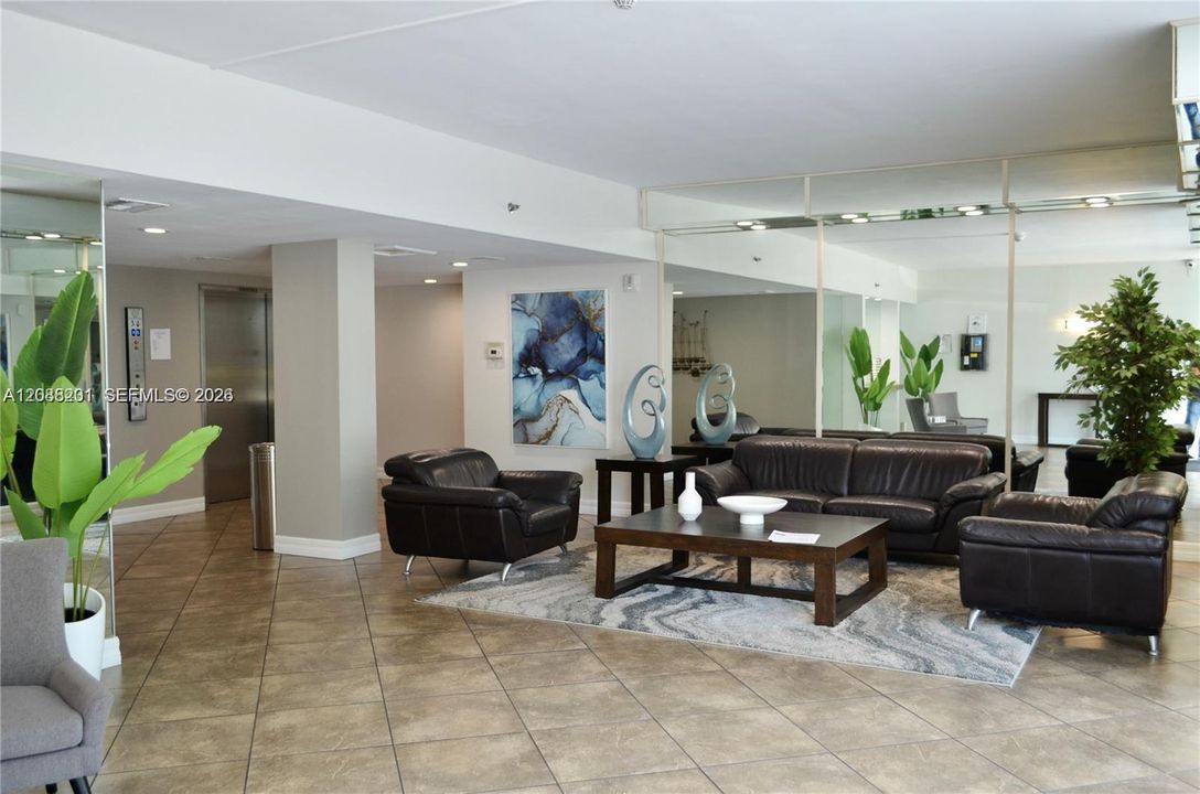 For Sale: $265,000 (1 beds, 1 baths, 990 Square Feet)