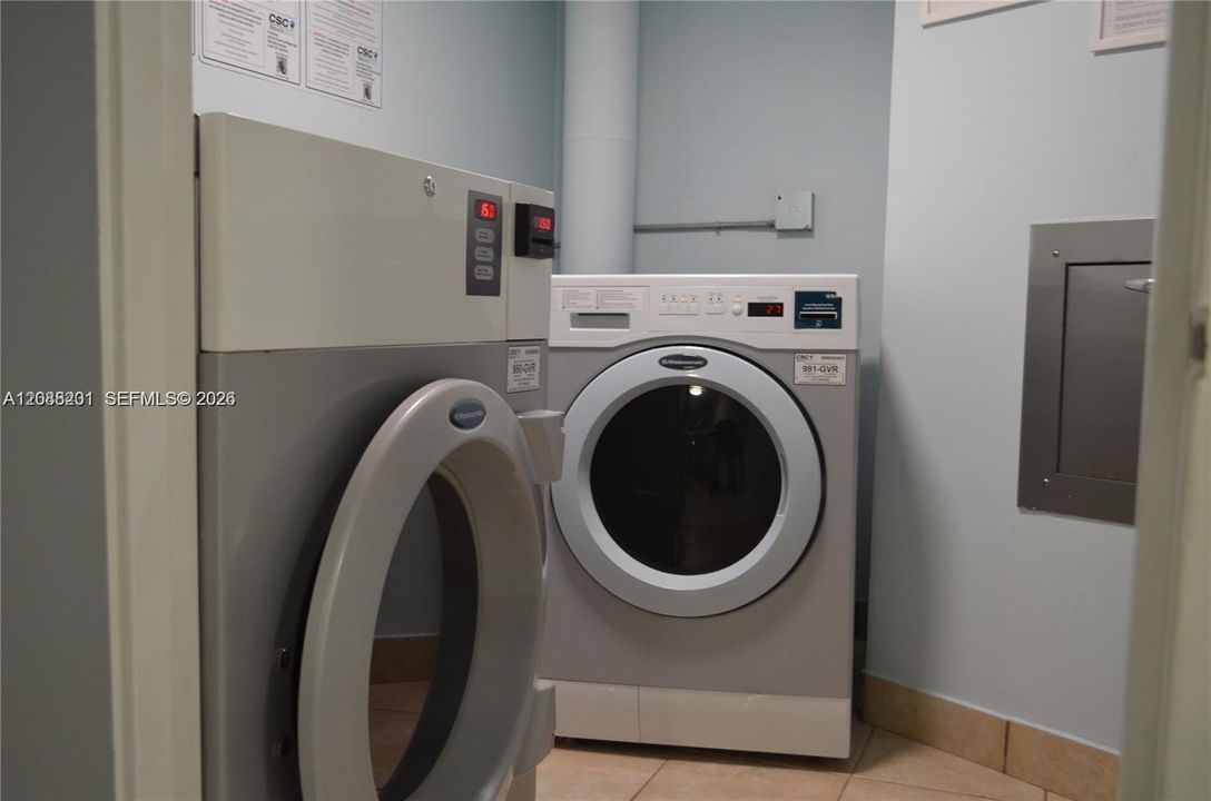 For Sale: $265,000 (1 beds, 1 baths, 990 Square Feet)