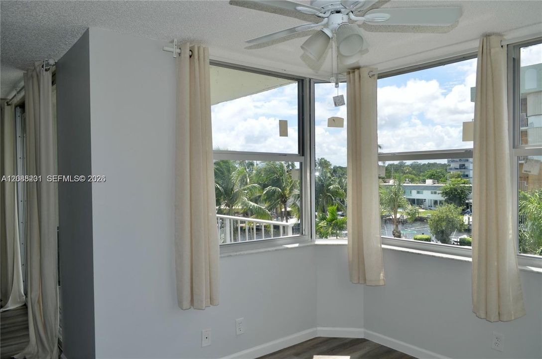For Sale: $265,000 (1 beds, 1 baths, 990 Square Feet)