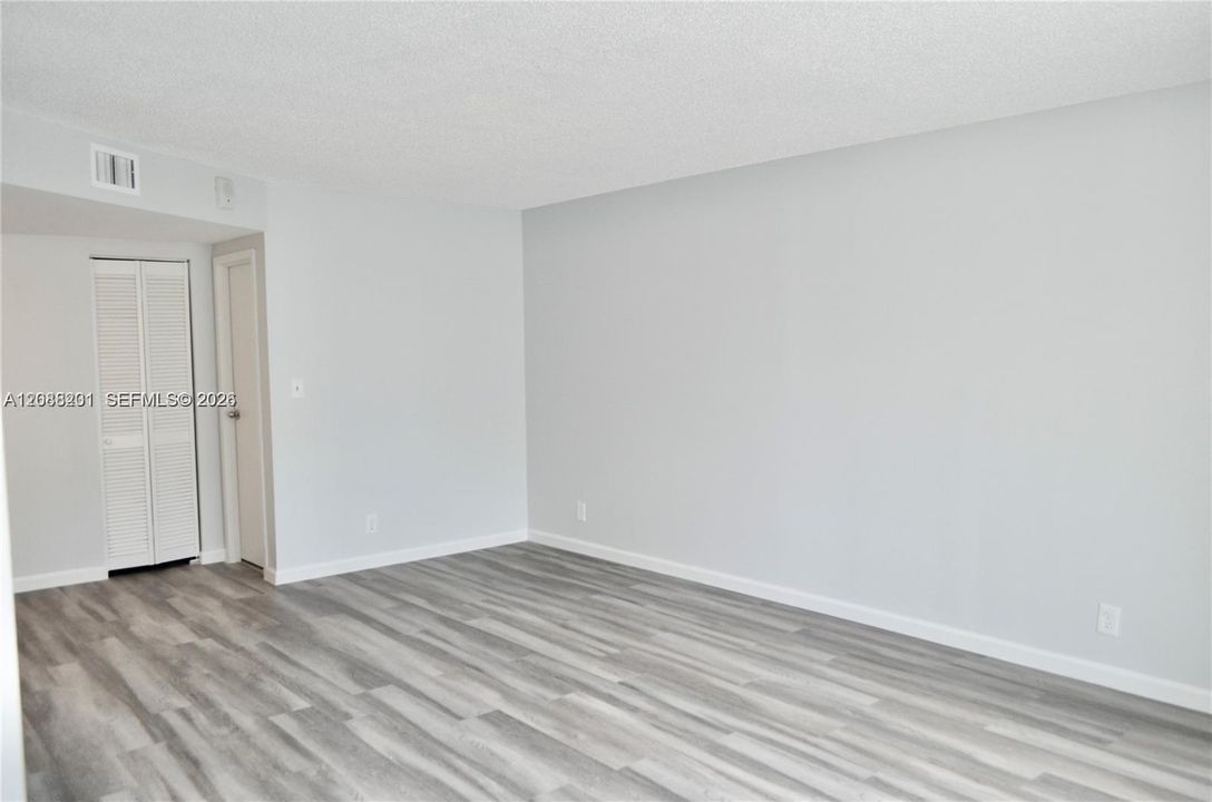 For Sale: $265,000 (1 beds, 1 baths, 990 Square Feet)