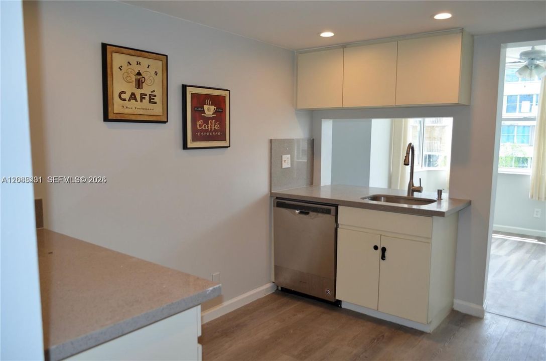 For Sale: $265,000 (1 beds, 1 baths, 990 Square Feet)