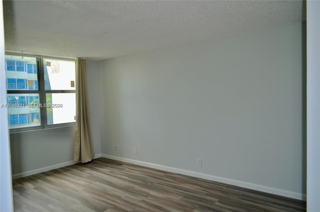 For Sale: $265,000 (1 beds, 1 baths, 990 Square Feet)