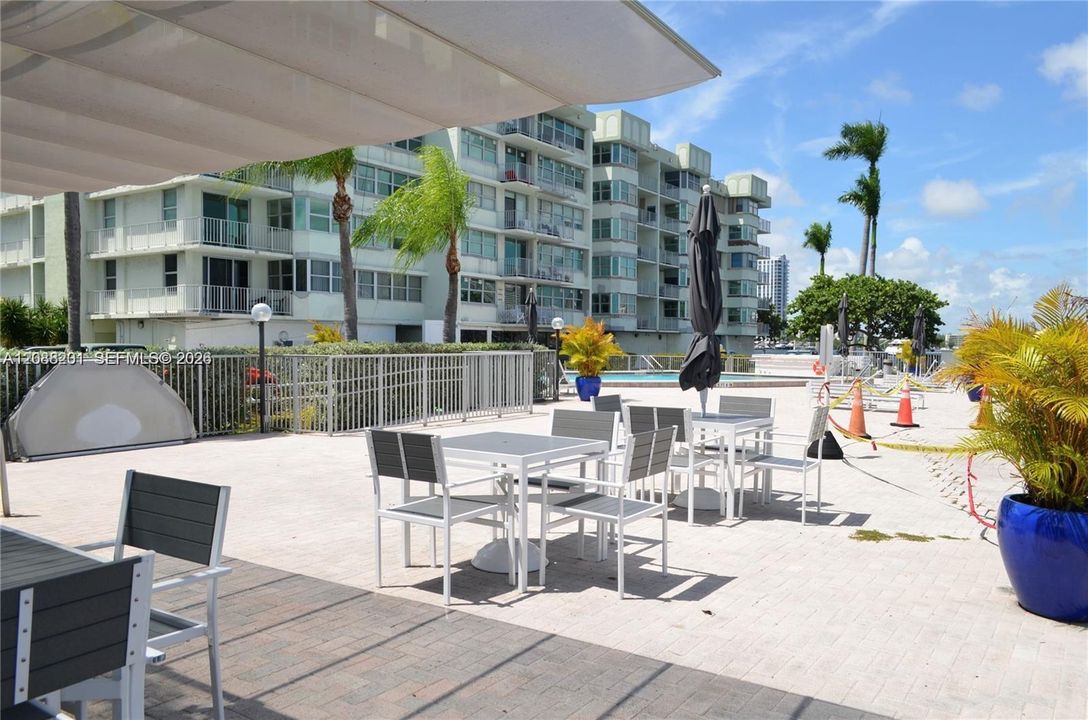 For Sale: $265,000 (1 beds, 1 baths, 990 Square Feet)
