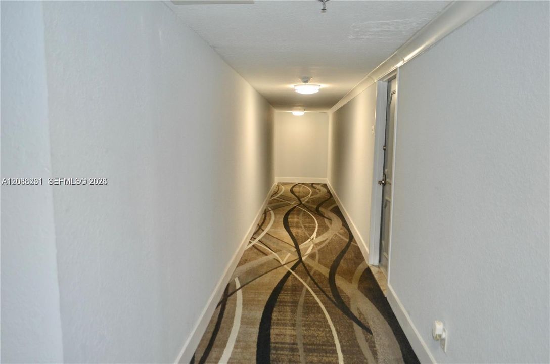 For Sale: $265,000 (1 beds, 1 baths, 990 Square Feet)